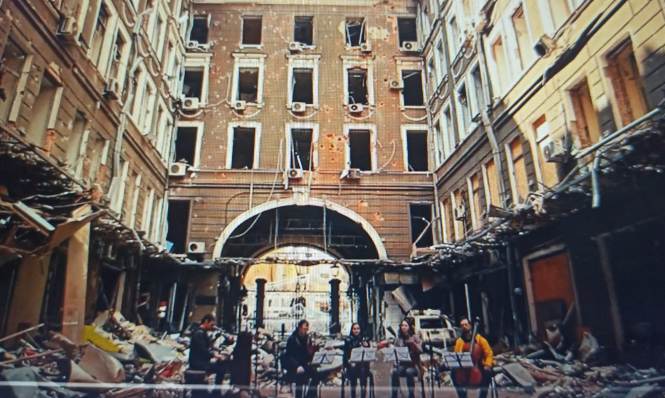 Vakarchuk canta, suonando il pianoforte     e accompagnato da un quartetto d'archi, nel cortile di un palazzo barocco devastato dalle bombe